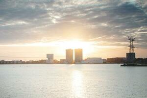 Niederländisch Wolkenkratzer Design im Almere während Sonnenaufgang, Niederlande. Niederländisch modern Konstruktion. das Dämmerung von ein Neu Tag. Supernova im das Hintergrund foto