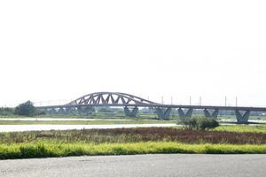 Eisenbahn Brücke Über Feuchtgebiete in der Nähe von zwolle, östlichen Niederlande, Western Europa foto