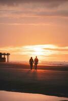 romantisch gehen von ein jung Paar auf das Strände von Ostende im Western Belgien beim Sonnenuntergang. Liebe und Hingabe. Betrachtung im ein Schwimmbad von Wasser foto