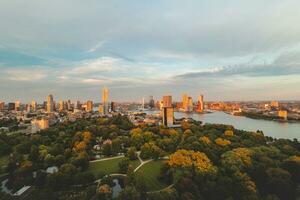 Sonnenuntergang Über Rotterdam Stadt Center und es ist Umgebung Park. Sonnenuntergang im einer von das die meisten modern Städte im das Niederlande foto