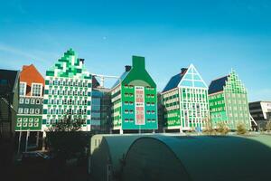 bunt und ungewöhnlich Häuser im zaandam. Märchen Gebäude mit kindisch Motive. einzigartig Niederländisch die Architektur foto