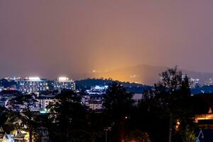 Aussicht auf Dächer im das Stadt von dalat. da lat und das Umgebung Bereich ist ein Beliebt Tourist Ziel von Asien. Stadt mit Nebel und Berge foto