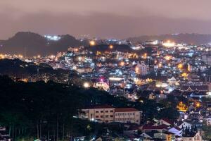 Aussicht auf Dächer im das Stadt von dalat. da lat und das Umgebung Bereich ist ein Beliebt Tourist Ziel von Asien. Stadt mit Nebel und Berge foto