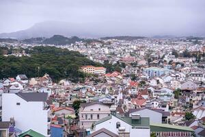 Aussicht auf Dächer im das Stadt von dalat. da lat und das Umgebung Bereich ist ein Beliebt Tourist Ziel von Asien. Stadt mit Nebel und Berge foto