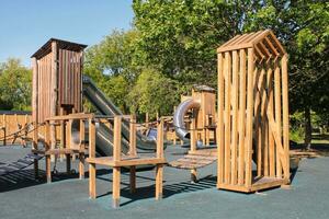 hölzern modern ökologisch Sicherheit Kinder draussen Spielplatz Ausrüstung im Öffentlichkeit Park. Natur die Architektur Konstruktion Spielhaus im Stadt. Kinder sich ausruhen und Kindheit Konzept. Idee zum Spiele auf Luft foto