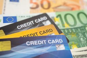 Kreditkarte auf EU-Banknoten. Finanzentwicklung, Bankkonto, Statistik, investitionsanalytische Forschungsdatenwirtschaft, Börsenhandel, Unternehmenskonzept foto