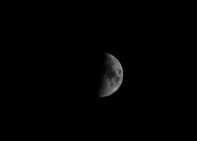 Hälfte Mond im Nacht Himmel foto