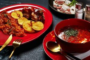 einstellen Mittagessen von rot Borscht, Kartoffeln, gedünstet Kohl, gebraten Speck und gesalzen Schweinefleisch Bauch foto