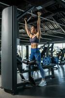 jung Frau Arbeiten aus auf lat Pulldown Maschine beim Fitnessstudio foto