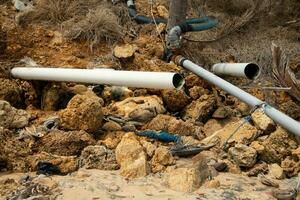 industriell Abwasser, Pipelines erfüllen Flüssigkeit industriell Abfall in das Meer beim das Stadt Strand. foto