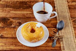 hölzern Tabelle Kaffee Süßigkeiten Donuts Frühstück foto