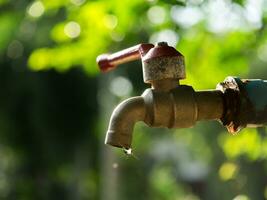 defekt Wasserhahn. Ursache Verschwendung von Wasser foto