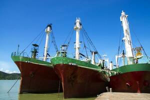 drei alt Ladung Schiff im Hafen Mündung. Thailand. foto