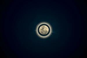 Mond- Finsternis auf das tief Blau Himmel. foto