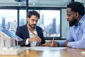 Mannschaft von die Architektur und Geschäftsleute sind diskutieren und Brainstorming auf Fußboden planen Änderung zum echt Nachlass Investition und Gehäuse Entwicklung Projekt foto