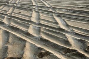 Spuren Auffahrt auf das Sand foto