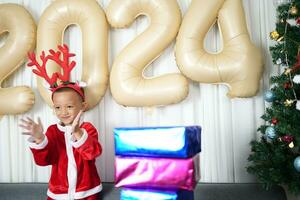 fröhlich Weihnachten 2024 Konzept Junge erhält ein Geschenk von seine Mutter beim Weihnachten foto