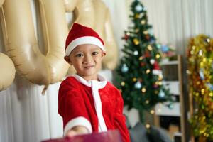 fröhlich Weihnachten 2024 Konzept Junge erhält ein Geschenk von seine Mutter beim Weihnachten foto