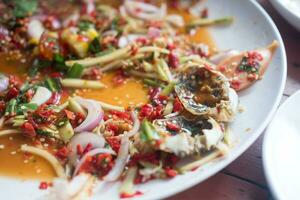 übrig bleiben Essen nach Essen thailändisch Meeresfrüchte, Krabbe Schale und Soße würzig foto