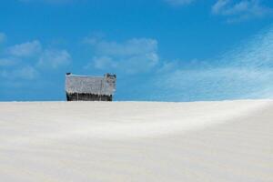 Fischers Hütte auf das Strand mit Sand und Himmel. foto