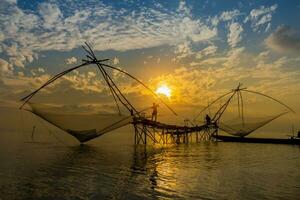 Lebensstil von Angeln Ausrüstung mit Sonnenaufgang beim See, Thailand. foto