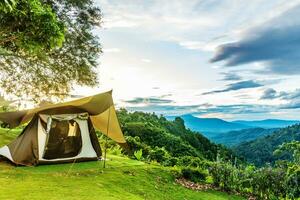 Zelte Camping Bereich natürlich Bereich mit Grün Gras foto