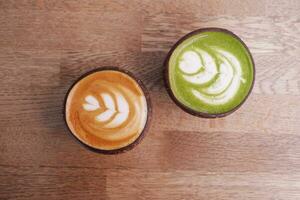 Latté und Matcha Latté im ein Kokosnuss Tasse auf Tabelle foto