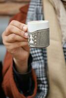 Frauen Trinken Türkisch Kaffee beim Cafe foto