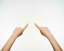 Schuss von attraktiv weiblich Waffen behalten Zeigefinger angehoben während zeigen im Mitte, isoliert Über Weiß Hintergrund. Zeichen Sprache Hand Symbol angesehen von zurück foto