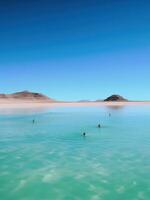 ai generiert Menschen Schwimmen im das klar Blau Wasser von das bosque de Boliva foto