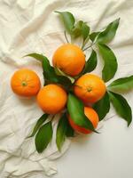 ai generiert acht Mandarinen auf Weiß Tuch, mit Grün Blätter, täglich Ephemera, organisch Material foto