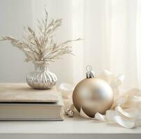 ai generiert Weihnachten Silber Ornament auf das Schreibtisch, foto