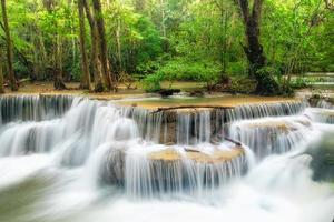 schöner Huay Mae Khamin Wasserfall im tropischen Regenwald foto