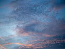 Himmel und Wolken bei Sonnenuntergang. foto