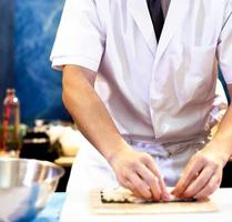 Kochhände bereiten japanisches Essen zu, Koch macht Sushi foto