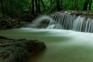 klein Wasserfall im das Wald im Sommer. foto