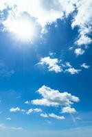 blauer Himmel mit weißen Wolken. foto