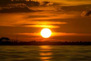 schön Sonnenuntergang beim das See. foto