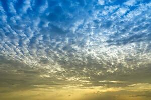 zwei Ton Farbe von Wolkenlandschaft nach Sonnenuntergang. foto