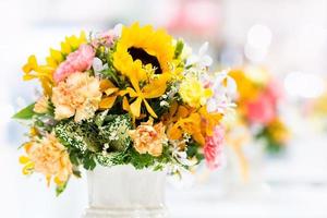 schöner Blumenstrauß bunt, Blumenarrangement foto