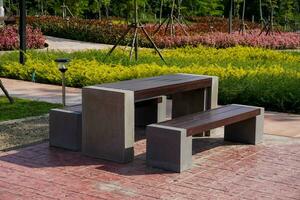 Beton Tabelle und Stuhl beim draussen Park. foto