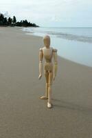 hölzern Modelle Gefühl einsam auf das Strand. foto