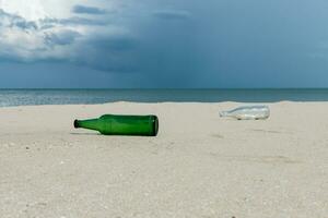 Glas Flaschen auf das Strand foto