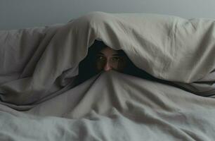 ai generiert ein Person versteckt unter ein Decken im ein Bett foto