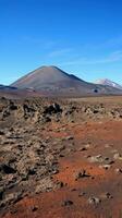 ai generiert jenseitig Schönheit von ein vulkanisch Landschaft, mit es ist unfruchtbar Terrain und gezackt Spitzen foto