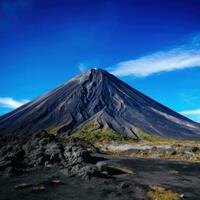 ai generiert das ehrfurchtgebietend Leistung und Schönheit von ein hoch aufragend Vulkan einstellen gegen ein klar Blau Himmel. foto
