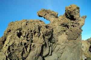 ein Felsen Formation mit ein Blau Himmel im das Hintergrund foto