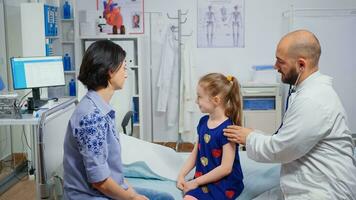 wenig Mädchen haben Sprechstunde im medizinisch Büro. Gesundheitswesen Praktiker Arzt Arzt Spezialist im Medizin Bereitstellung Gesundheit Pflege Dienstleistungen Beratung Behandlung im Krankenhaus Kabinett foto