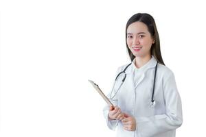 Fachmann schön jung Frau Arzt halten dokumentieren im Zwischenablage lächelnd während sie trägt Weiß Labor Mantel und Stethoskop im Krankenhaus während isoliert auf Weiß Hintergrund. Gesundheit Konzept. foto