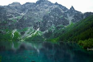 Sommer- Landschaft von ein Berg See. Morskie Okay, oder Auge von das Meer foto